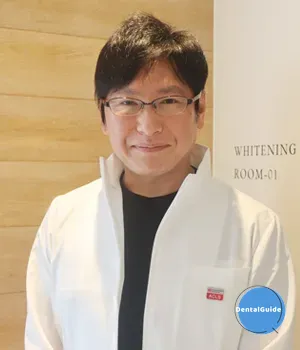 WITH DENTAL CLINIC 銀座の歯科医師の波多野康祐先生